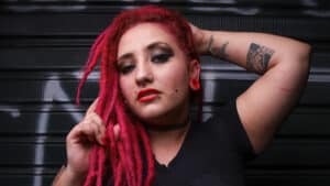 Fille avec des dreadlocks rouge vif