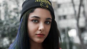 Fille aux cheveux colorés non décolorés