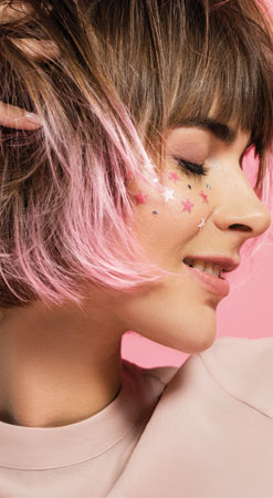 Visage femme paillettes étoiles et cheveux roses