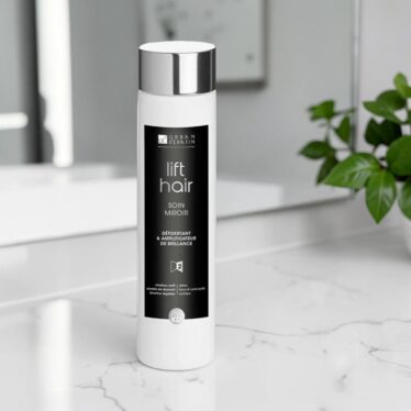 Après Shampoing Effet Miroir au Charbon Actif Lift Hair Color Mania 2