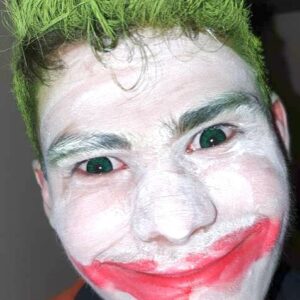 Jeune homme avec maquillage du Joker et cheveux colorés
