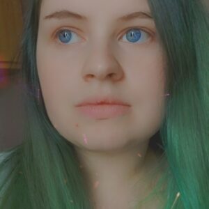 Photographie d'une jeune femme aux cheveux vert