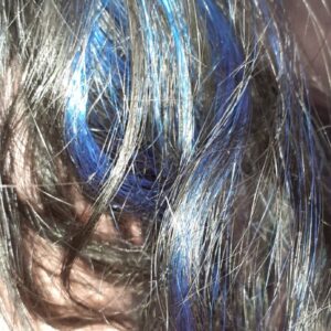 Photographie d'une mèche de cheveux bleu