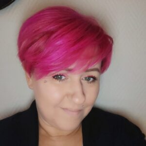 Femme avec coupe de cheveux courte et couleur rose vif