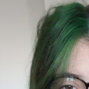 Femme aux cheveux verts