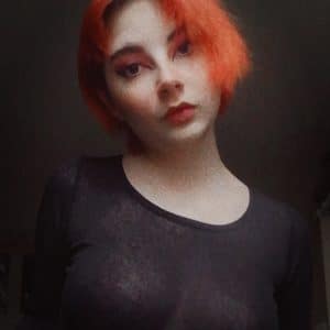 Jeune femme aux cheveux colorés en orange