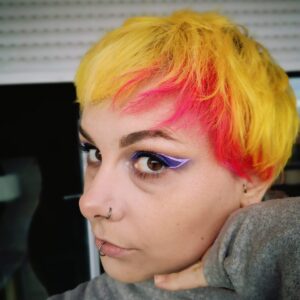Jeune femme aux cheveux courts et colorés en jaune et rose