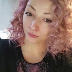 Femme aux cheveux bouclés rose pastel