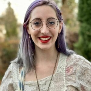 Jeune femme aux cheveux violet pastel avec lunettes de vue