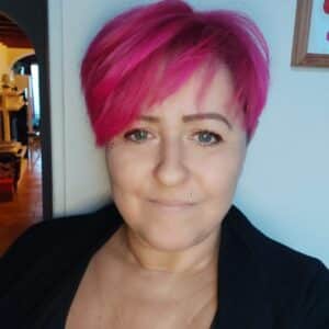 Photographie d'une femme aux cheveux roses
