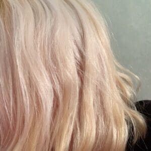 Cheveux décolorés en blond