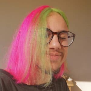 Jeune homme aux cheveux colorés en rose et vert