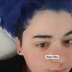 Photographie d'une jeune femme aux cheveux bleus