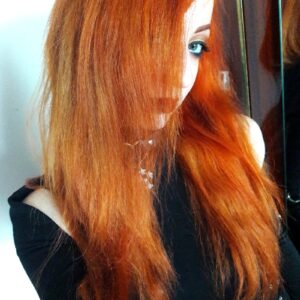 Jeune femme aux cheveux longs colorés